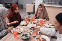 MENTUA dan adik-beradik ipar yang baik merupakan rezeki dan anugerah tidak ternilai. Foto Canva