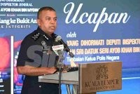 Ayob Khan dalam sidang akhbar selepas majlis pelancaran buku biografinya, pada Khamis.