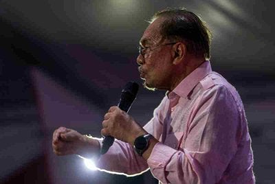 Anwar ketika berucap pada Ceramah Jelajah Kekal Harapan di Senawang malam ini. Foto Bernama 