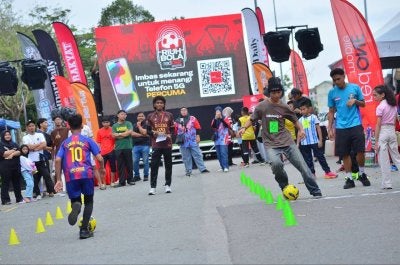 Antara aksi peminat cilik bola sepak dalam aktiviti Gelecek Bola Mantap redONE Mobile.