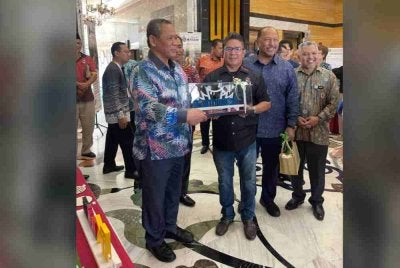 Husaini (dua dari kiri) menerima penghargaan daripada Menteri Besar Negeri Sembilan, Datuk Seri Aminuddin Harun sempena kemenangan Kampung Sungai Talan sebagai 1 daripada 5 Kampung Sejati Madani Terbaik di Bangunan MAINS pada 11 September 2025.
