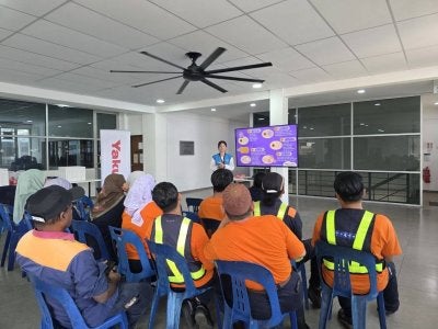 Sebahagian pekerja mengikuti ceramah kesihatan sempena Program Kebajikan Pekerja anjuran Yakult Malaysia yang bertujuan memupuk budaya hidup sihat di tempat kerja.