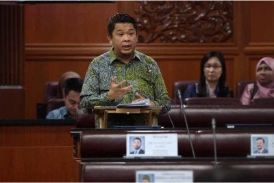  Timbalan Menteri Luar Negeri, Datuk Lukanisman Awang Sauni pada sesi soal jawab lisan sempena Mesyuarat Persidangan Dewan Negara di Bangunan Parlimen hari ini. Foto Bernama 
