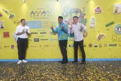 Ken (kiri) dan Abdul Gafar (tengah) pada majlis pelancaran rasmi Sip Cult Fest '26 di Aman Central di Alor Setar pada Khamis.