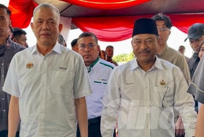 Mohd Nassuruddin (kanan) yang menyambut ketibaan Fadillah (dua dari kiri) di Kelantan pada Khamis. FOTO ADILA SHARINNI WAHID