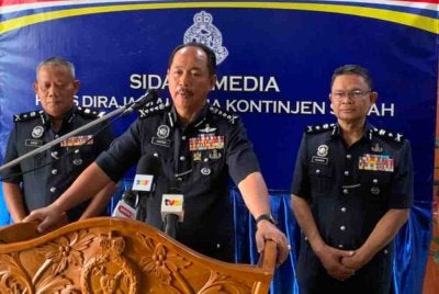 Jauteh (tengah) dalam sidang akhbar di Ibu Pejabat Polis Kontinjen (IPK) Sabah pada Khamis.