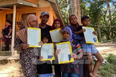 Lima anak Nor Syuhada dan Zapni sudah tidak sabar untuk mendaftar sekolah selepas menerima sijil kelahiran daripada JPN sempena Program Menyemai Kasih Rakyat (Mekar) di Kampung Johal, Kuala Krai pada Khamis. 