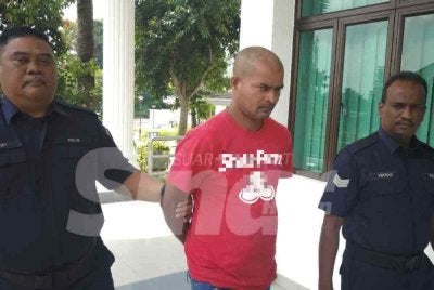 Tertuduh dibawa keluar dari Mahkamah Sesyen selepas pertuduhan dibacakan pada Khamis. 
