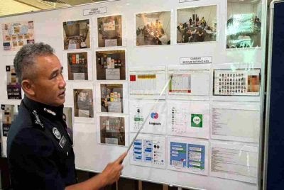 Adzli menunjukkan gambar operasi serbuan yang dilakukan terhadap sindiket penipuan di Taman Perindustrian Ringan Kristal di Alor Setar pada sidang akhbar di IPK Kedah, pada Khamis.