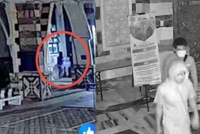 Dua suspek dalam bulatan mengusung tabung masjid ke bahagian luar.