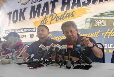 Mohamad bersama calon BN DUN Chembong, Datuk Zaifulbahri Idris ketika program santai bersama Tok Mat di Pusat Daerah Mengundi (PDM) Kampong Pedas Tengah, DUN 26 Chembong, pada Khamis.
