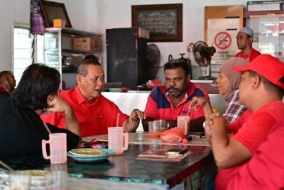 Aminuddin (dua dari kiri) bertemu pengundi di DUN Linggi. Foto Facebook Aminuddin