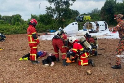 Simulasi menghadapi situasi kecemasan insiden pesawat terhempas pada Khamis. Foto JBPM Melaka