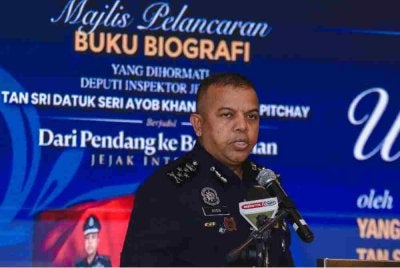 Ayob Khan berucap pada Pelancaran Buku Biografinya Berjudul Dari Pendang Ke Bukit Aman Jejak Integriti di Kuala Lumpur Golf Country Club, Bukit Kiara, pada Khamis. Foto Bernama 
