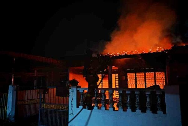 Empat deretan rumah teres di Taman Assamara di Taiping musnah dalam kebakaran pada malam Rabu. Foto: JBPM Perak