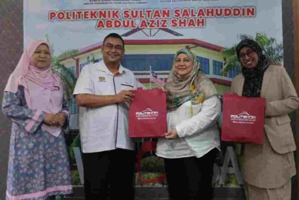 Mahizun (dua dari kanan), Ahmad Aftas (dua dari kiri) dan Ketua Pegawai Eksekutif Yayasan Sinar Untuk Malaysia – Rasuah Busters, Nurhayati Nordin (kanan) bergambar ketika pertemuan bagi membincangkan kerjasama strategik antara ketiga-tiga pihak.