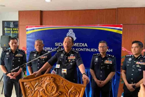 Jauteh (tengah) bercakap kepada pemberita selepas menghadiri Perhimpunan Bulanan Ibu Pejabat Polis Kontinjen (IPK) Sabah pada Khamis.