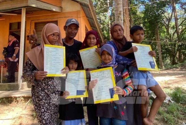 Lima anak Nor Syuhada dan Zapni sudah tidak sabar untuk mendaftar sekolah selepas menerima sijil kelahiran daripada JPN sempena Program Menyemai Kasih Rakyat (Mekar) di Kampung Johal, Kuala Krai pada Khamis. 