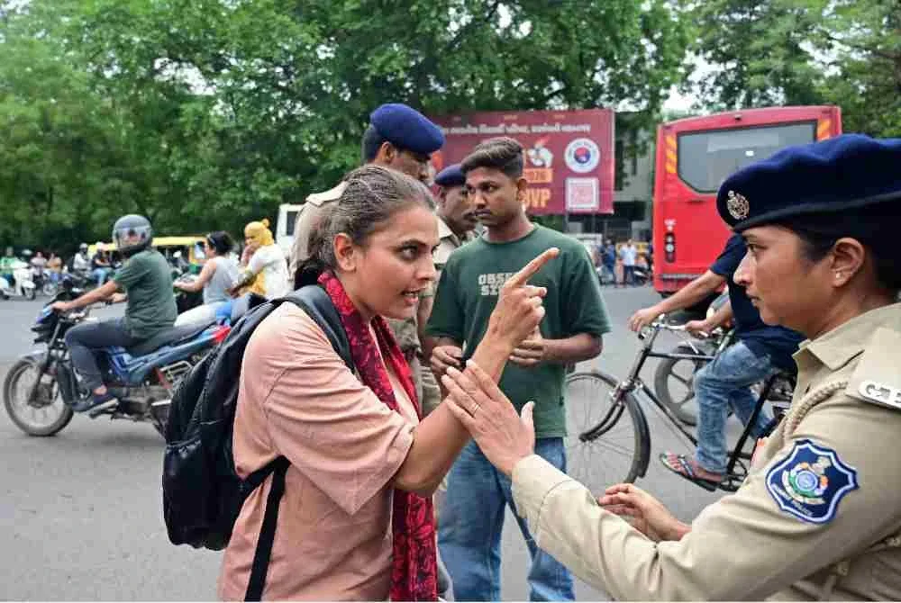 Polis menahan seorang penyokong gerakan CJP ketika protes menuntut peletakan jawatan Pradhan, di Ahmedabad.