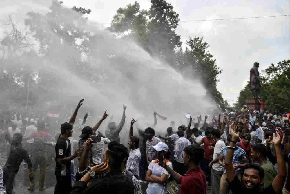 Polis menggunakan meriam air bagi menyuraikan penunjuk perasaan di Patna.