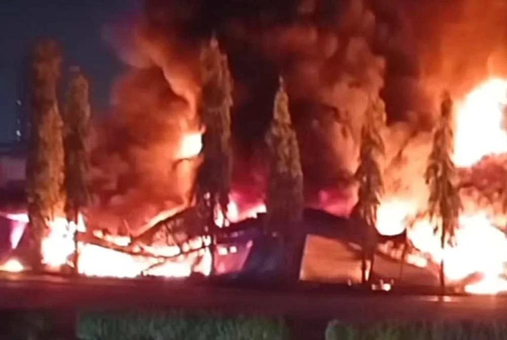 Api marak selepas sebuah kedai barangan perkakasan berhampiran Pasar Borong Selangor terbakar.