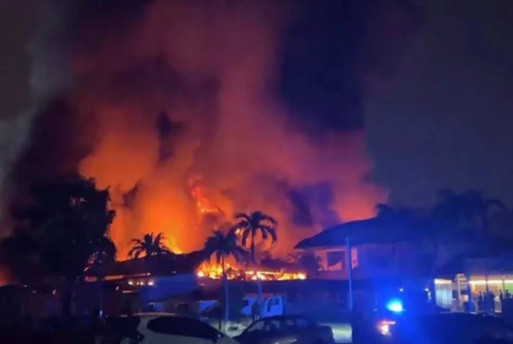 Sebuah kedai barangan perkakasan berhampiran Pasar Borong Selangor di sini musnah dalam satu kebakaran.