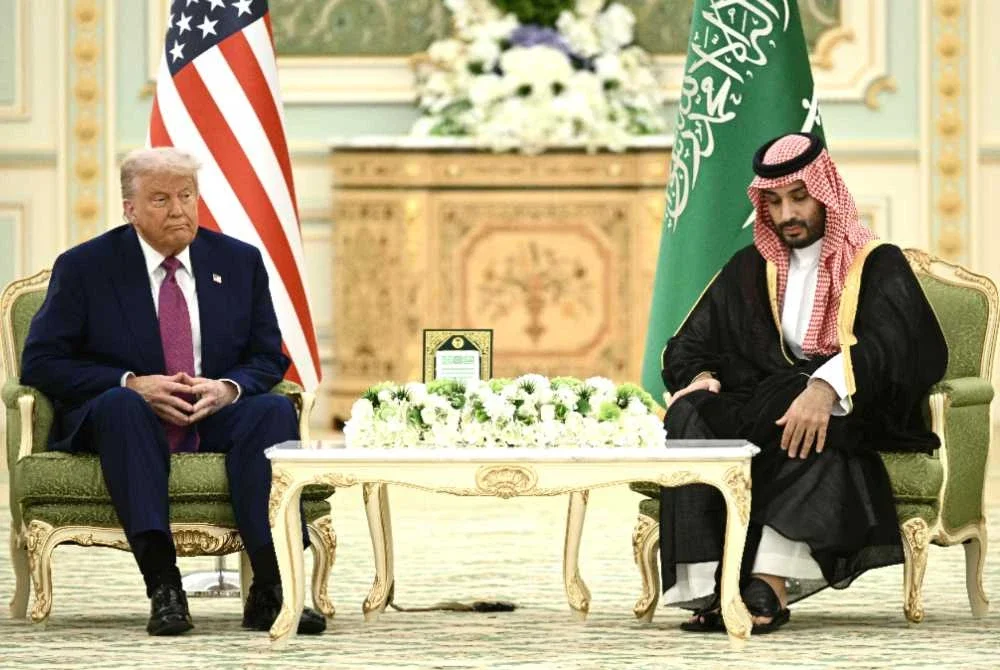 Trump (kiri) bersama Putera Mahkota Arab Saudi, Mohammed bin Salman ketika mengadakan mesyuarat dua hala di Riyadh pada 13 Mei 2025. Trump pada 23 Julai 2026 berkata, perjanjian nuklear dengan Arab Saudi bergantung kepada pengiktirafan kerajaan itu terhadap Israel, sekali gus mencetuskan ketidaktentuan terhadap perjanjian berkenaan hanya sehari selepas ia dimeterai. Foto AFP