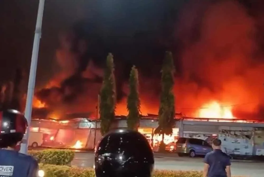 Operasi pemadaman membabitkan 68 anggota JBPM daripada 15 balai bomba di Selangor, Kuala Lumpur dan Putrajaya, dibantu 11 pasukan bomba sukarela. Foto pengguna media sosial
