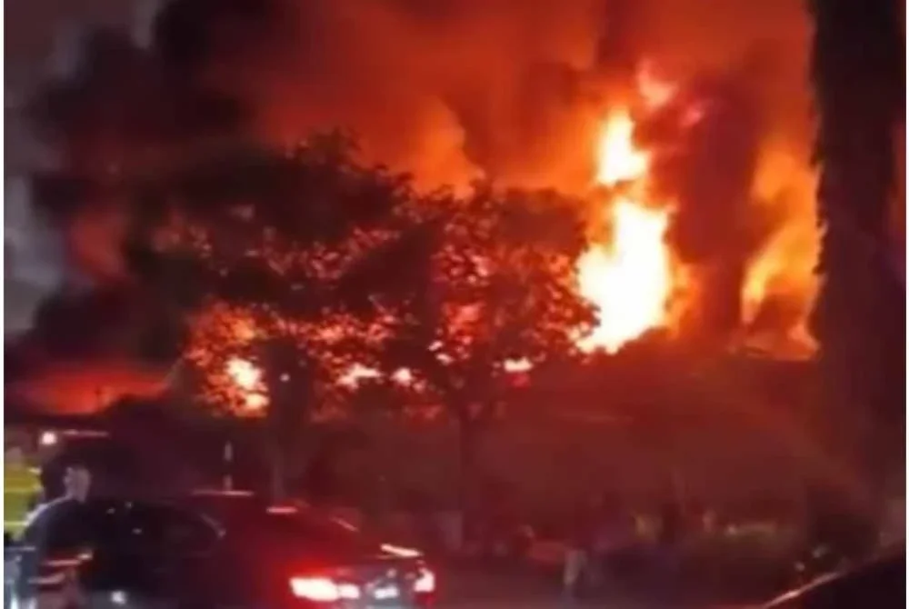 Kebakaran besar dilaporkan memusnahkan sebuah premis menjual barangan logam di kawasan Pasar Borong Selangor, Seri Kembangan. Foto pengguna media sosial