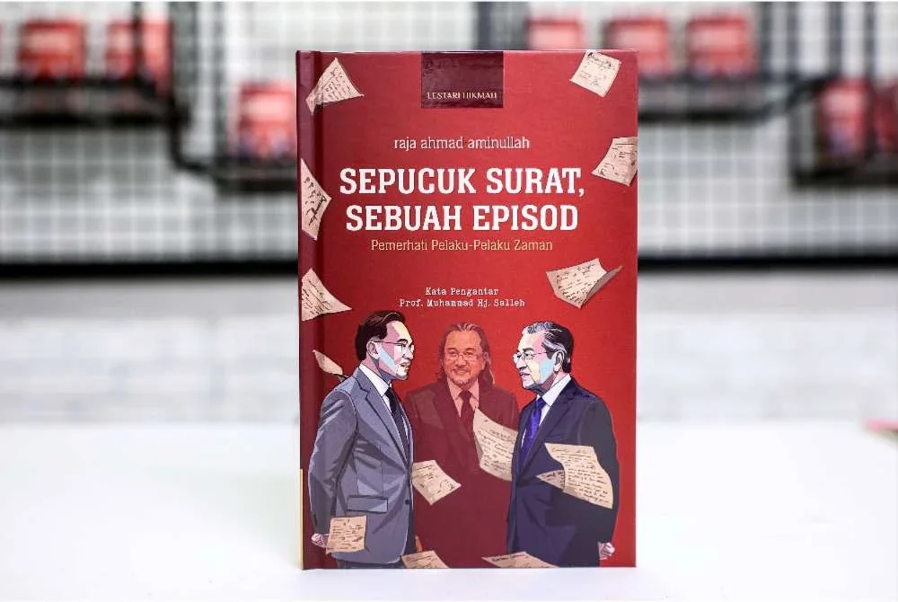 Buku Sepucuk Surat, Sebuah Episod hasil karya dari penulis, Raja Ahmad Aminullah ketika majlis peluncuran buku Sepucuk Surat, Sebuah Episod di The Grey Box, Jalan Robertson pada Khamis. Foto: Bernama
