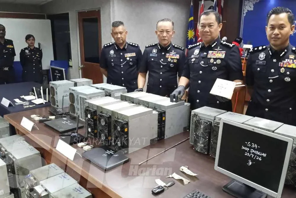 Ab Rahaman (dua dari kanan) menunjukkan barangan rampasan pada sidang media di IPK Johor.