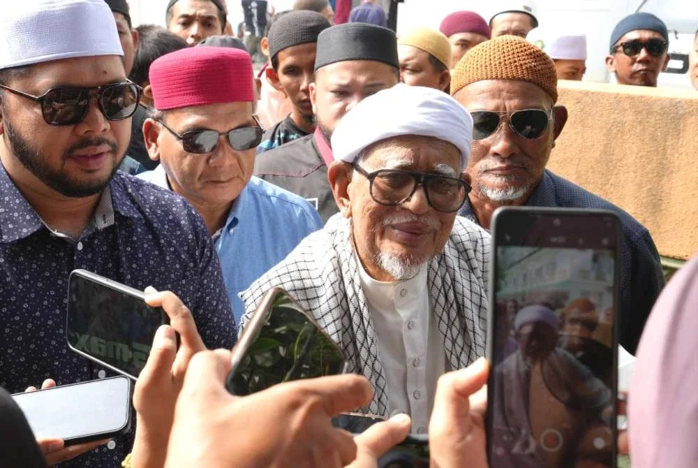 Abdul Hadi (tengah) ditemui pemberita selepas menyampaikan kuliah duha di Masjid Rusila, Marang pada Jumaat.