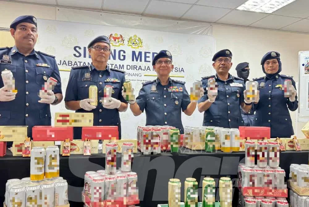 Hasbollah (tengah) menunjukkan minuman keras seludup yang dirampas pada Mei lalu.