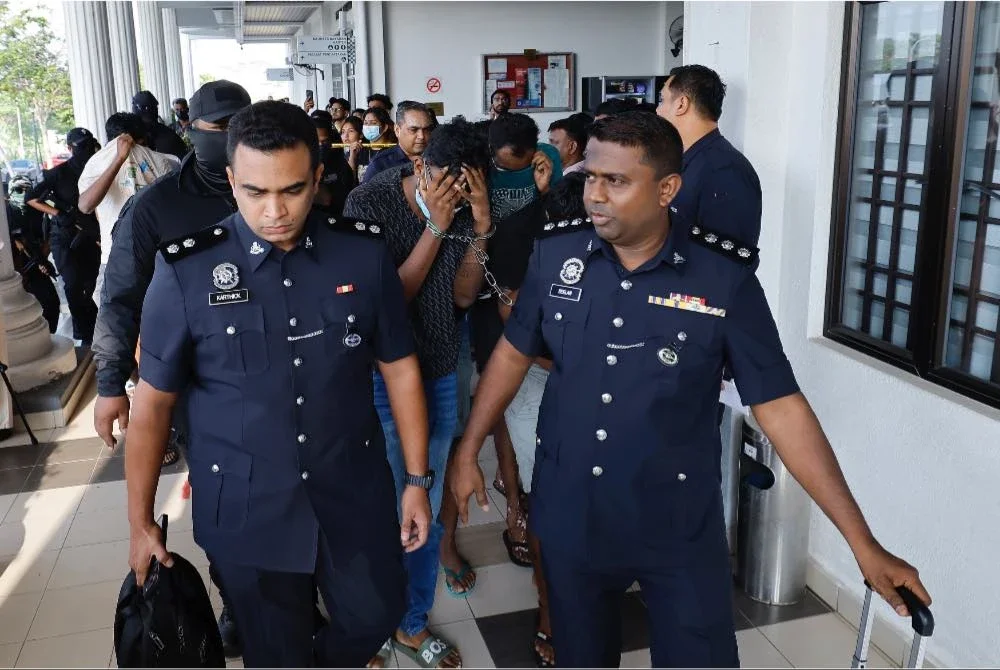 Sebanyak 11 lelaki dihadapkan ke Mahkamah Sesyen atas pertuduhan menjadi ahli kumpulan jenayah terancang yang dikenali sebagai Geng Vinod, dari dua tahun lepas. Foto: Bernama