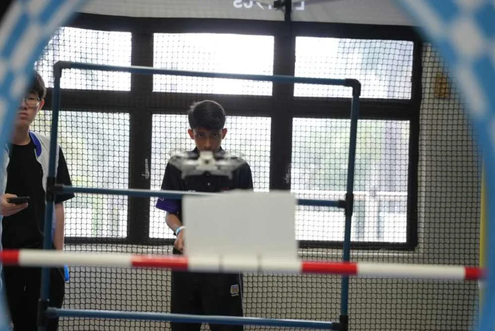 Pelajar mencuba cabaran robotik dan teknologi sempena Malaysia Techlympics 2026 Peringkat Zon Selatan di Segamat.