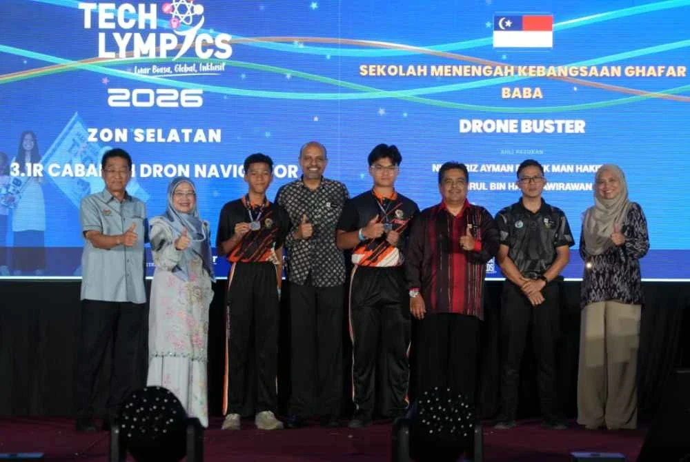 Nagulendran (empat dari kiri) bergambar bersama pemenang pertandingan Malaysia Techlympics 2026 Peringkat Zon Selatan di UTAR kampus Segamat, baru-baru ini.