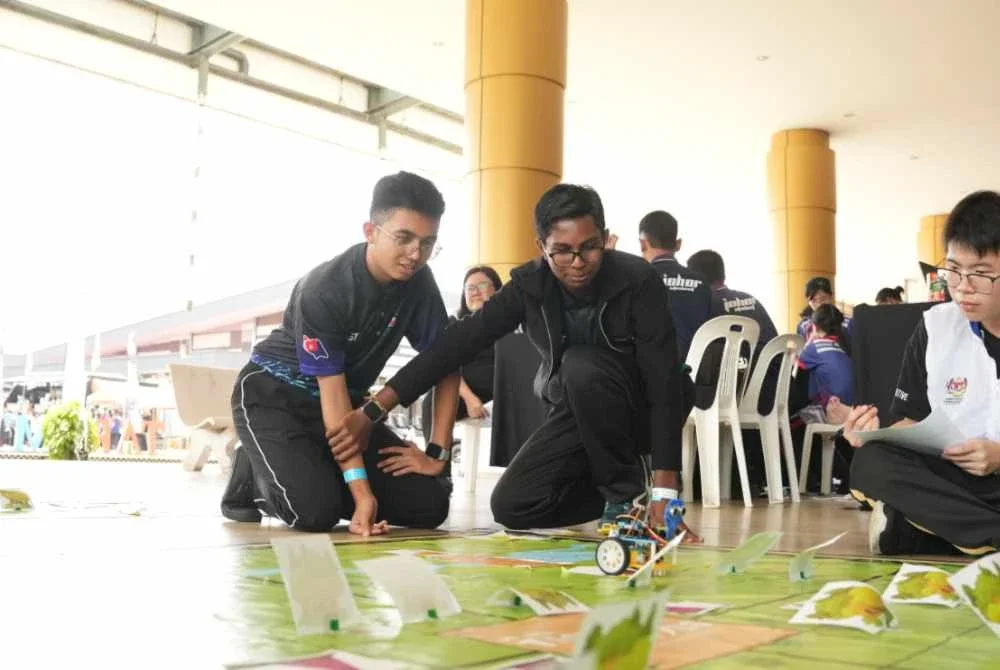 Antaran peserta yang mengambil bahagian dalam pertandingan berasaskan AI, robotik dan kejuruteraan pada Malaysia Techlympics 2026 di Segamat.