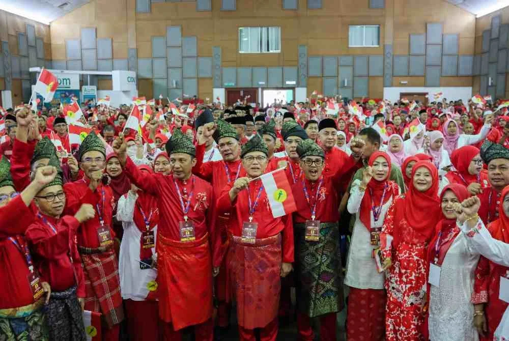Wan Rosdy (tengah) merakam gambar bersama para perwakilan pada Mesyuarat Perwakilan UMNO Bahagian Hulu Terengganu di Akademi Binaan Malaysia Wilayah Timur, Hulu Terengganu, Terengganu pada Jumaat.