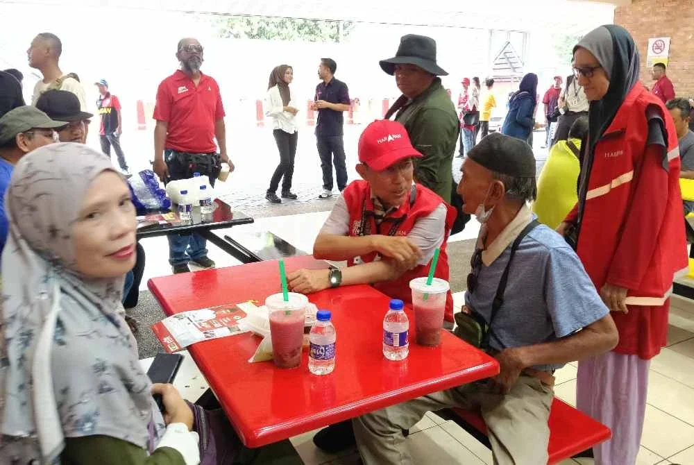 Muhammad Nazri (duduk kiri) ketika hadir pada Program Santai Petang bersama warga Ampangan di Benteng @ Medan Selera Ampang.