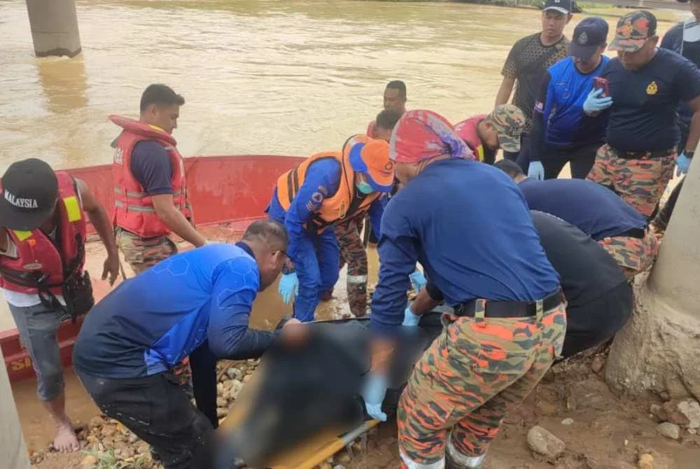 Mangsa berusia 27 tahun itu ditemukan kira-kira jam 1 tengah hari di tepi sungai pada jarak tiga kilometer dari lokasi dia dipercayai terjatuh pada Isnin lalu. Foto PDRM