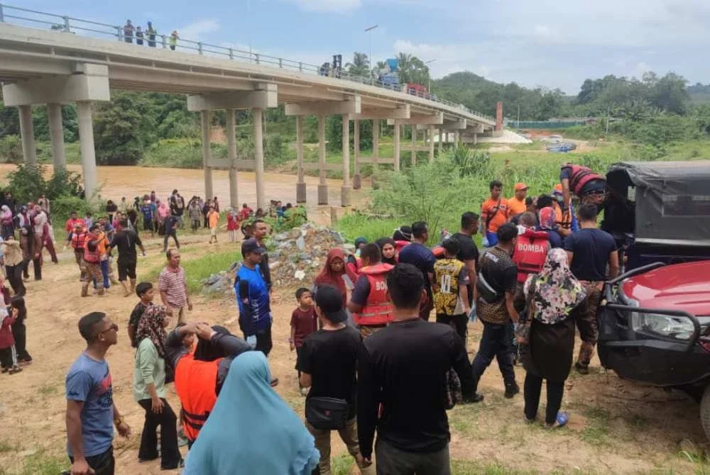 Orang ramai mengerumuni lokasi selepas mayat seorang lelaki ditemukan pada Jumaat. Foto PDRM