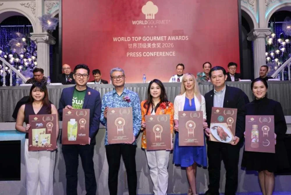 Peggy (tengah) bersama barisan penerima Anugerah Top Taste.