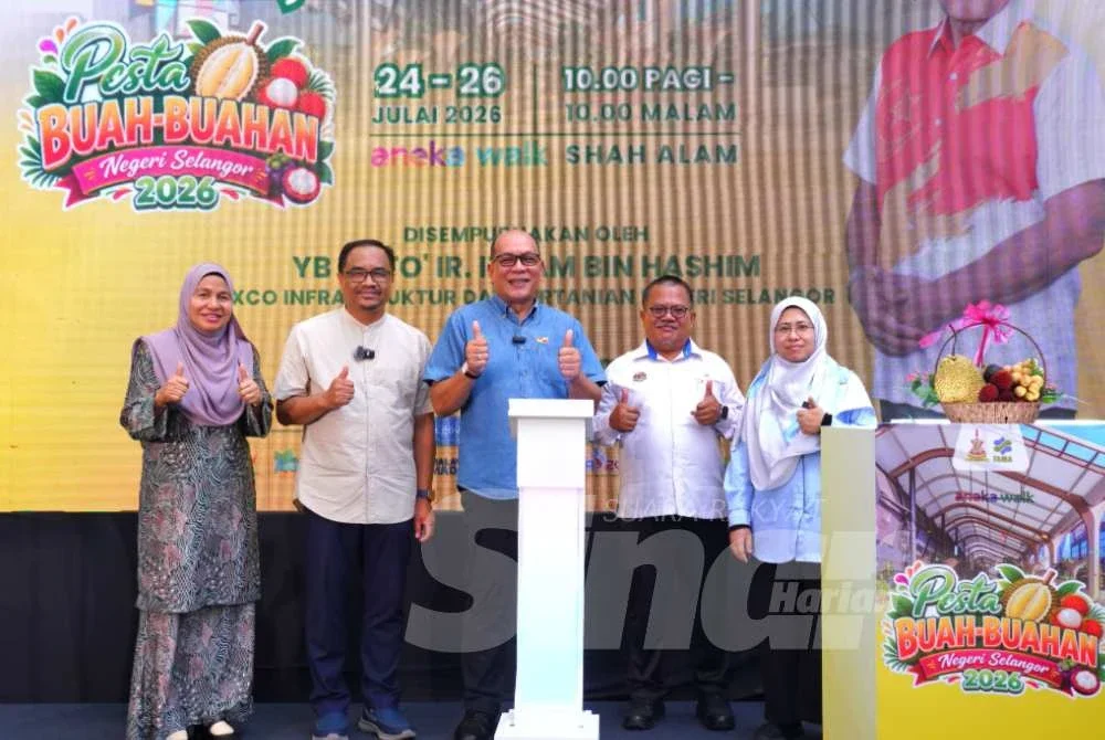 Izham (tengah) melakukan gimik perasmian semaa Majlis Majlis Perasmian Festival Buah-buahan Tempatan Selangor di Aneka Walk, Seksyen 13, di sini pada Jumaat. Foto SINAR HARIAN/MOHD HALIM ABDUL WAHID