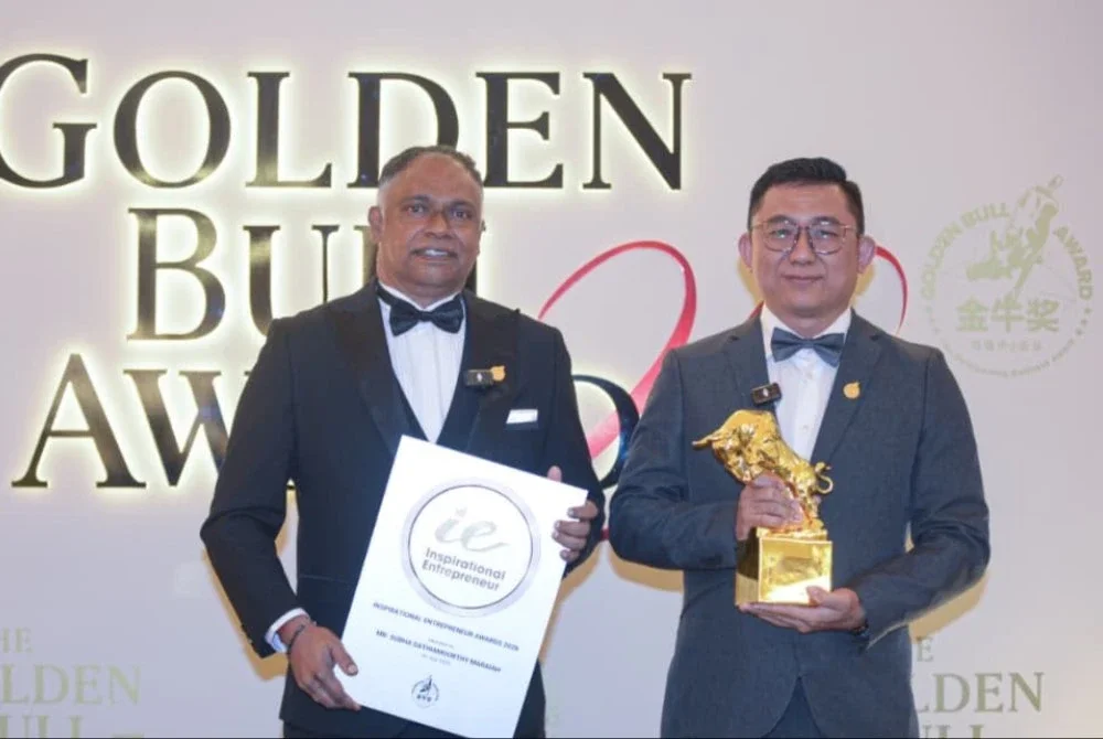 Mossco (kanan) dan Subha menerima pengiktirafan berprestij pada Golden Bull Awards 2026.