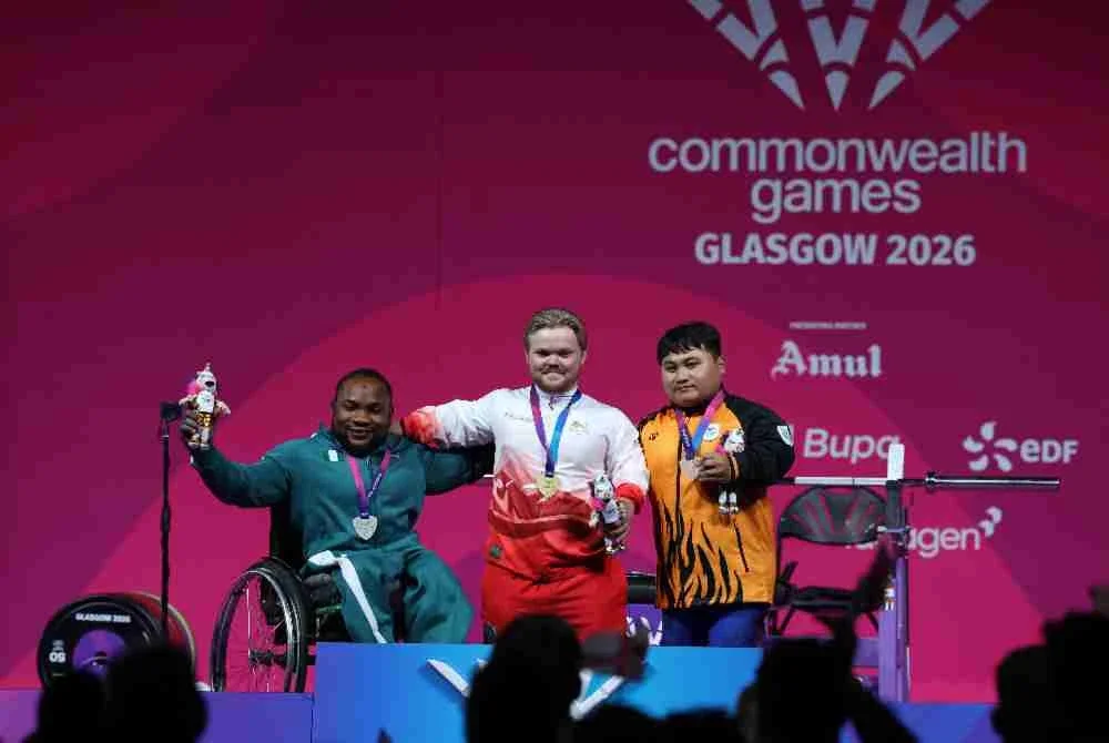 Jaguh Para Powerlifting negara, Bonnie Bunyau Gustin merangkul pingat gangsa dengan angkatan terbaik 220 KG untuk mengumpul 153.5 mata pada kejohanan Para Powerlifting Lightweight Lelaki sempena temasya Sukan Komanwel Glasgow di SEC Armadillo hari ini.
Pingat Emas, atlet dari England, Mark Swan manakala Pingat perak, atlet dari Nigeria, Roland Izuruike. Foto Bernama