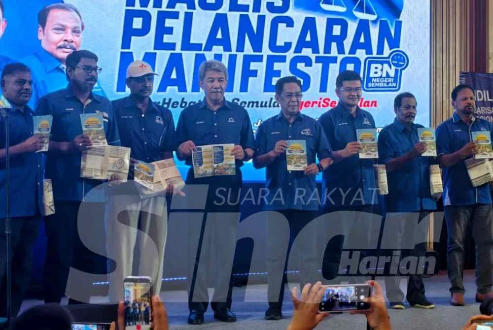 Mohamad (empat dari kiri) menunjukkan manifesto BN PRN Negeri Sembilan yang dilancarkan pada Jumaat.