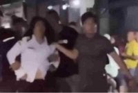 Ratusan penduduk berhimpun di rumah seorang guru di Tanjungbalai susulan dakwaan murid sekolah rendah diserahkan kepada suaminya untuk dicabul. Foto: Merdeka.com.
