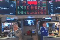 Pedagang menjalankan urus niaga di Bursa Saham New York (NYSE) di New York pada 23 Julai 2026. Pasaran saham merosot ketara pada sesi dagangan petang apabila harga minyak dunia melonjak susulan konflik yang berterusan antara Amerika Syarikat (AS) dan Iran. Foto AFP