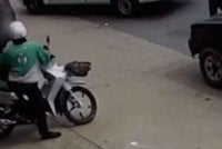 Video menunjukkan seorang penghantar makanan diserang tular di media sosial.