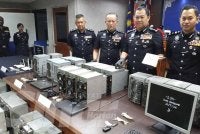 Ab Rahaman (dua dari kanan) menunjukkan barangan rampasan pada sidang media di IPK Johor.